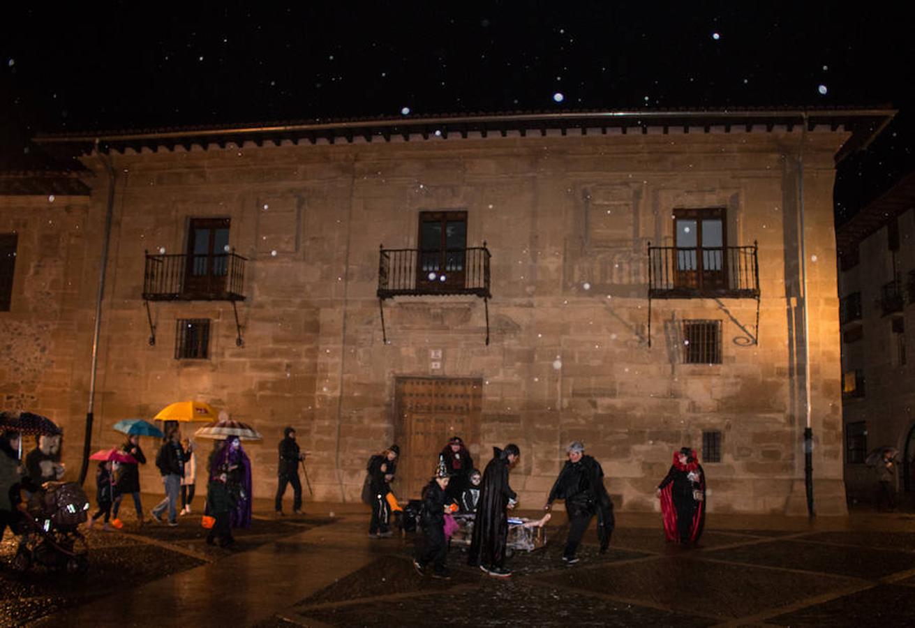 Santo Domingo de la Calzada ha celebrado la noche de difuntos con los niños, que al final han sido los que mejor lo han pasado, no en vano los disfraces y las caritas pintadas siempre dan un lustre especial a la jornada previa al Día de Todos los Santos.