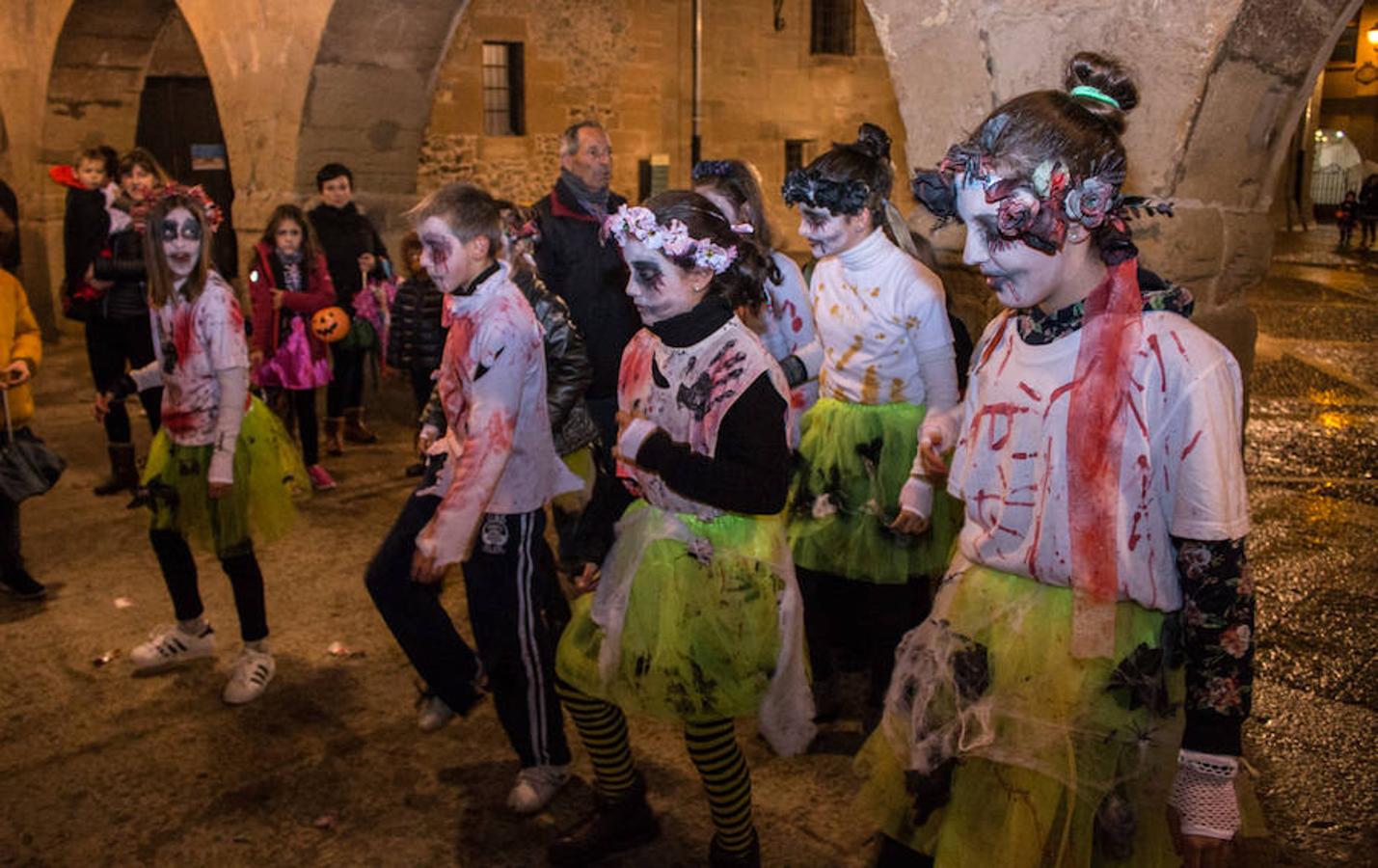 Santo Domingo de la Calzada ha celebrado la noche de difuntos con los niños, que al final han sido los que mejor lo han pasado, no en vano los disfraces y las caritas pintadas siempre dan un lustre especial a la jornada previa al Día de Todos los Santos.