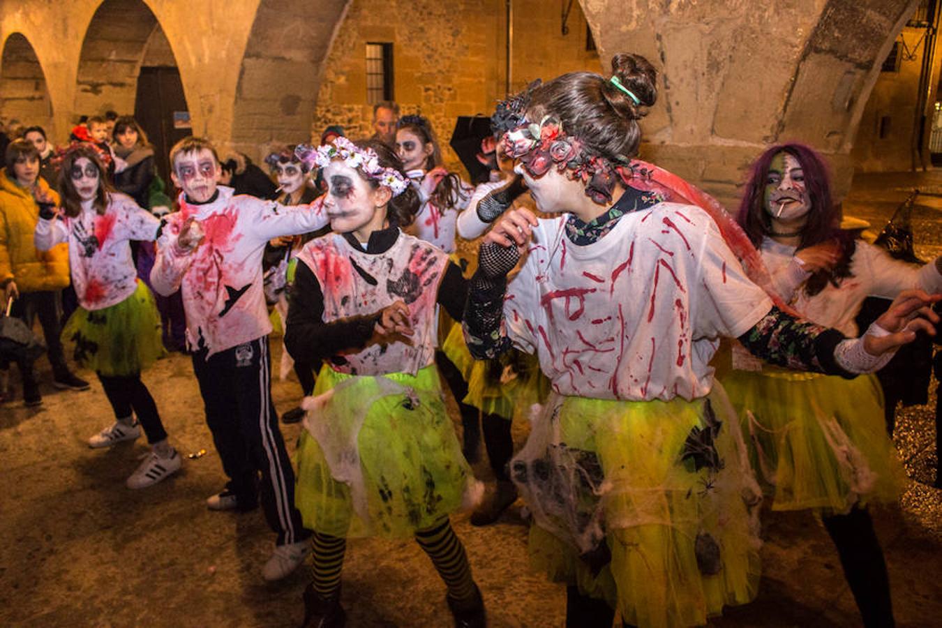 Santo Domingo de la Calzada ha celebrado la noche de difuntos con los niños, que al final han sido los que mejor lo han pasado, no en vano los disfraces y las caritas pintadas siempre dan un lustre especial a la jornada previa al Día de Todos los Santos.