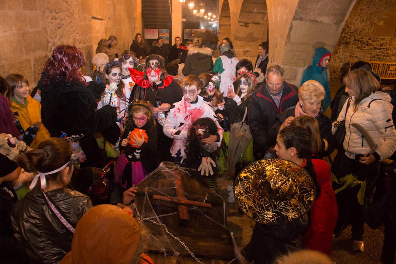 Santo Domingo de la Calzada ha celebrado la noche de difuntos con los niños, que al final han sido los que mejor lo han pasado, no en vano los disfraces y las caritas pintadas siempre dan un lustre especial a la jornada previa al Día de Todos los Santos.