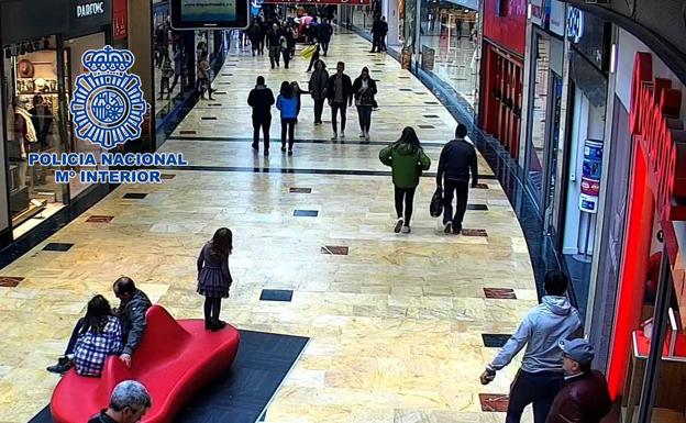 Detenidos dos hombres por robar móviles en centros comerciales