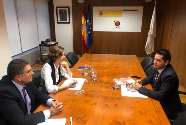 Javier García, a la derecha, durante su reunión ministerial celebrada el lunes en Madrid.