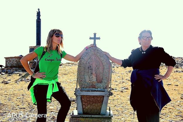 Adela Castro y su nieta Joanna da Costa, en lo alto del pico San Lorenzo. :