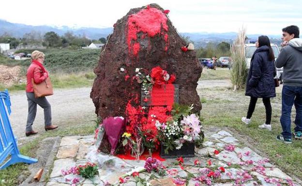 Imagen del monolito dedicado a las víctimas del franquismo esta mañana.