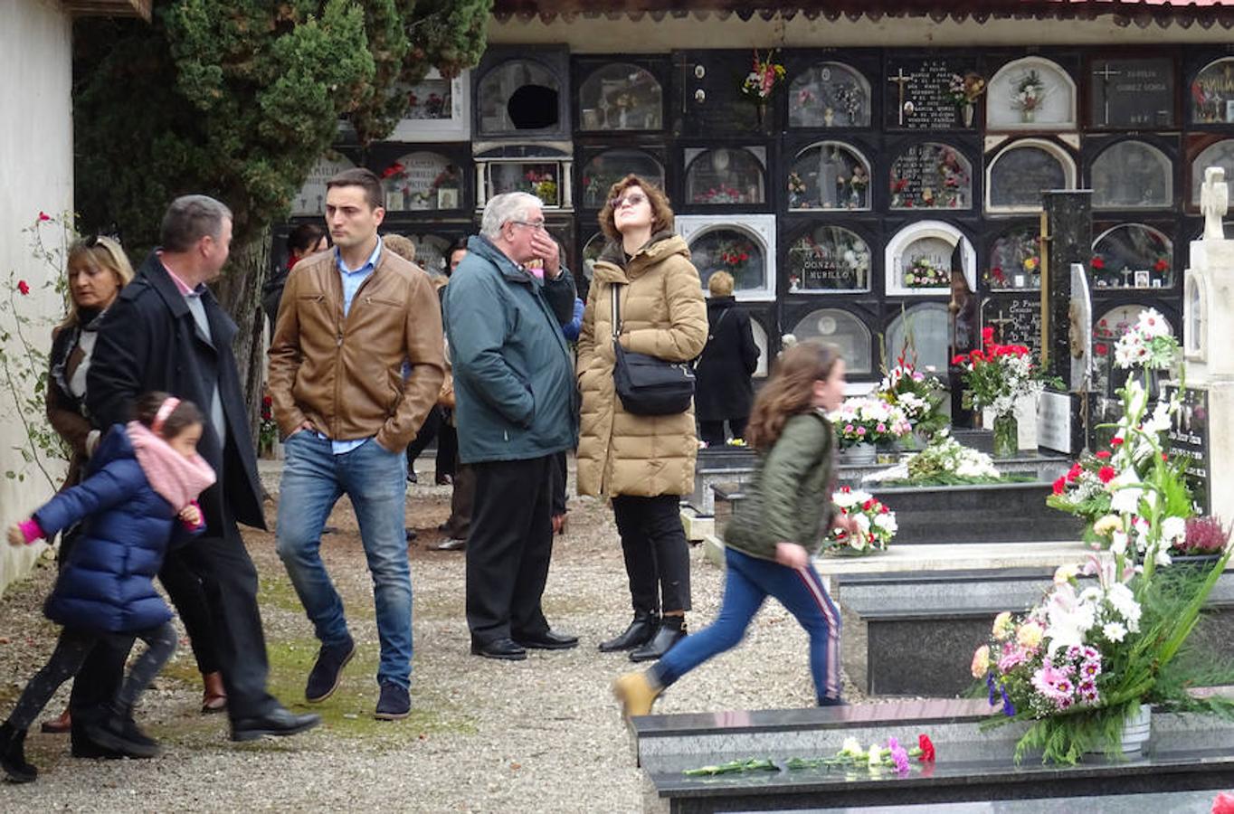 Los vecinos de Santo Domingo han rendido visita al cementerio para recordar y visibilizar el recuerdo de sus seres queridos. Unas flores, la limpieza de unas letras talladas en el mármol y el encuentro con familiares y amigos en una jornada muy especial como es la del Día de Todos los Santos.