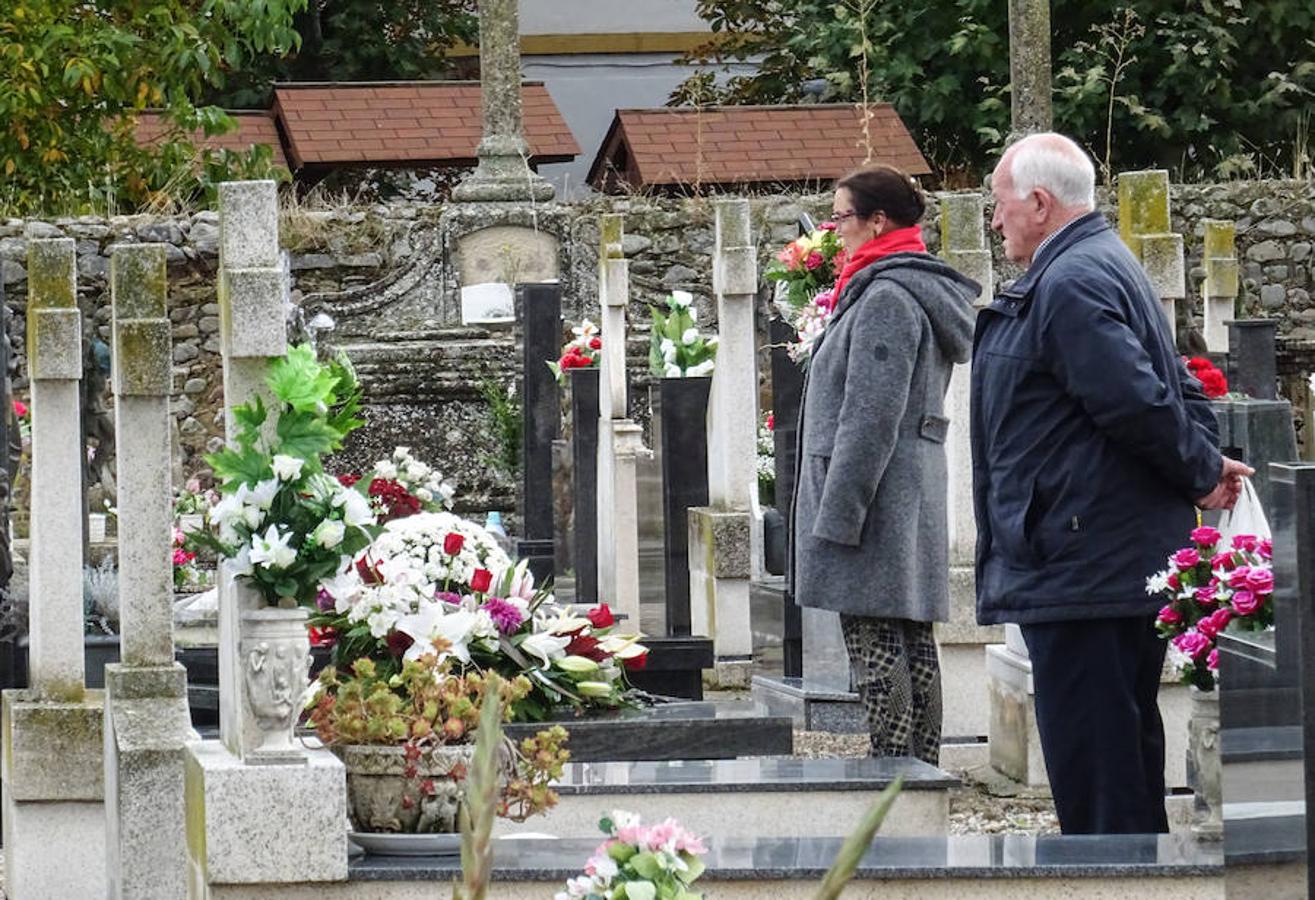 Los vecinos de Santo Domingo han rendido visita al cementerio para recordar y visibilizar el recuerdo de sus seres queridos. Unas flores, la limpieza de unas letras talladas en el mármol y el encuentro con familiares y amigos en una jornada muy especial como es la del Día de Todos los Santos.