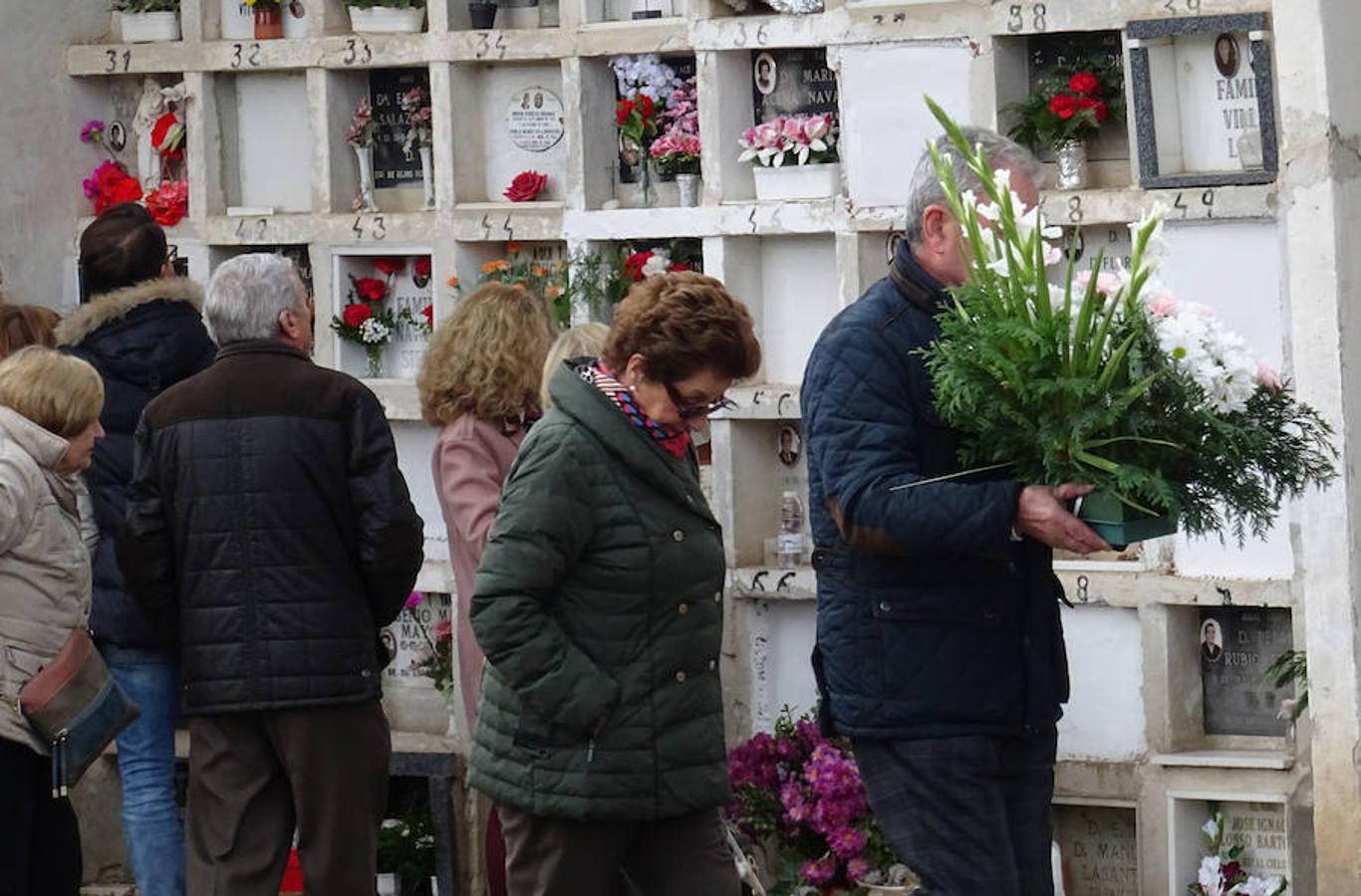 Los vecinos de Santo Domingo han rendido visita al cementerio para recordar y visibilizar el recuerdo de sus seres queridos. Unas flores, la limpieza de unas letras talladas en el mármol y el encuentro con familiares y amigos en una jornada muy especial como es la del Día de Todos los Santos.