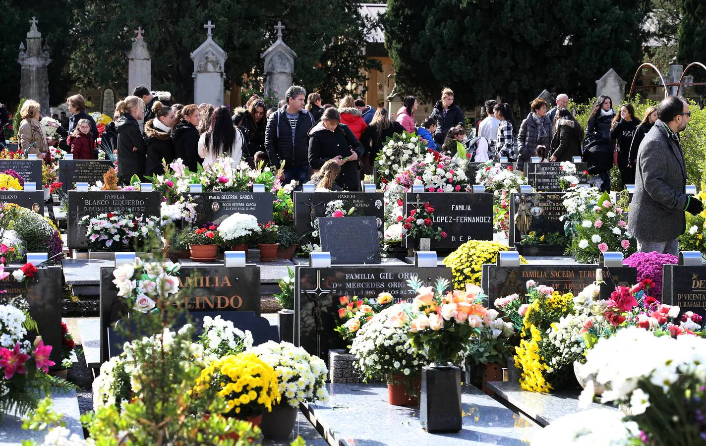 El cementerio de Logroño ha recibido decenas de visitas con motivo del Día de Todos los Santos.