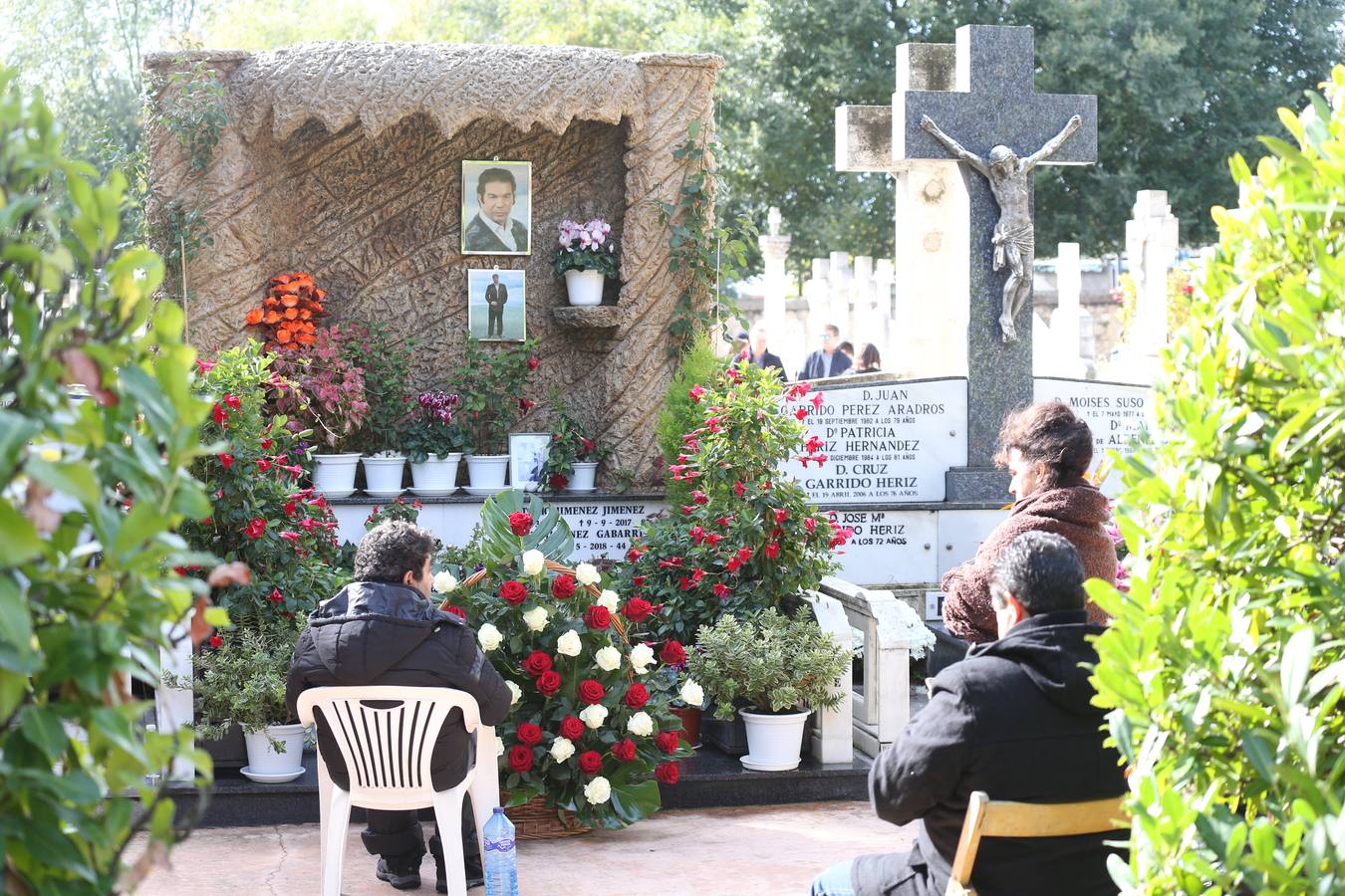 El cementerio de Logroño ha recibido decenas de visitas con motivo del Día de Todos los Santos.