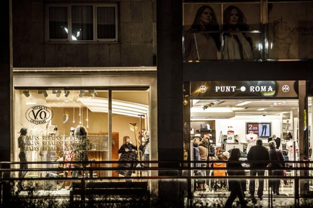 Imagen de dos comercios textiles situados en la Gran Vía de Logroño . :: 