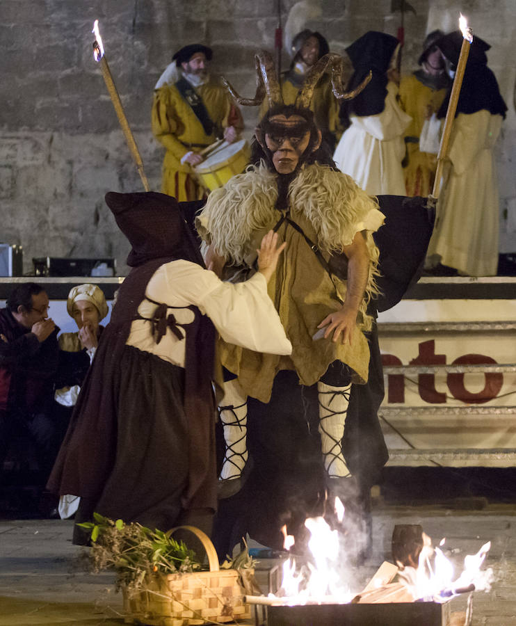 La recreación del Auto de fe de 1610, que se completa hoy con actos en el Casco Antiguo, incluyó ayer la representación de un aquelarre y la quema de las brujas de Zugarramurdi