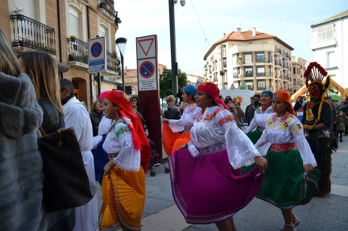 Esta virgen es una de las veneradas por todo Ecuador. Aún en el exterior, los migrantes ecuatorianos continúan celebrando su fiesta. La comunidad ecuatoriana de Calahorra ha celebrado esta fiesta hoy sábado por la mañana con una misa en la parroquia de Santiago y una procesión, en la que han lucido los típicos trajes de payasos y otras vestimentas de la región.