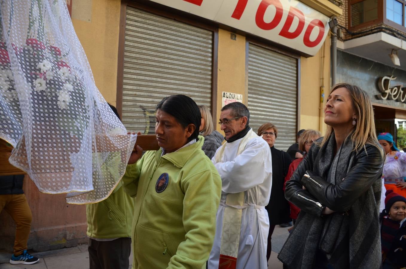 Esta virgen es una de las veneradas por todo Ecuador. Aún en el exterior, los migrantes ecuatorianos continúan celebrando su fiesta. La comunidad ecuatoriana de Calahorra ha celebrado esta fiesta hoy sábado por la mañana con una misa en la parroquia de Santiago y una procesión, en la que han lucido los típicos trajes de payasos y otras vestimentas de la región.