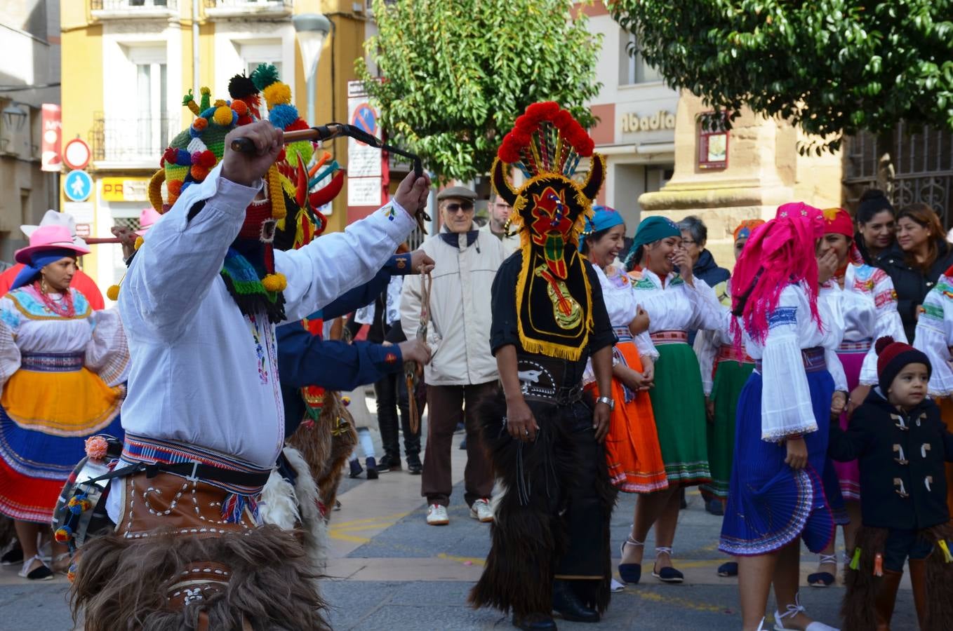 Esta virgen es una de las veneradas por todo Ecuador. Aún en el exterior, los migrantes ecuatorianos continúan celebrando su fiesta. La comunidad ecuatoriana de Calahorra ha celebrado esta fiesta hoy sábado por la mañana con una misa en la parroquia de Santiago y una procesión, en la que han lucido los típicos trajes de payasos y otras vestimentas de la región.