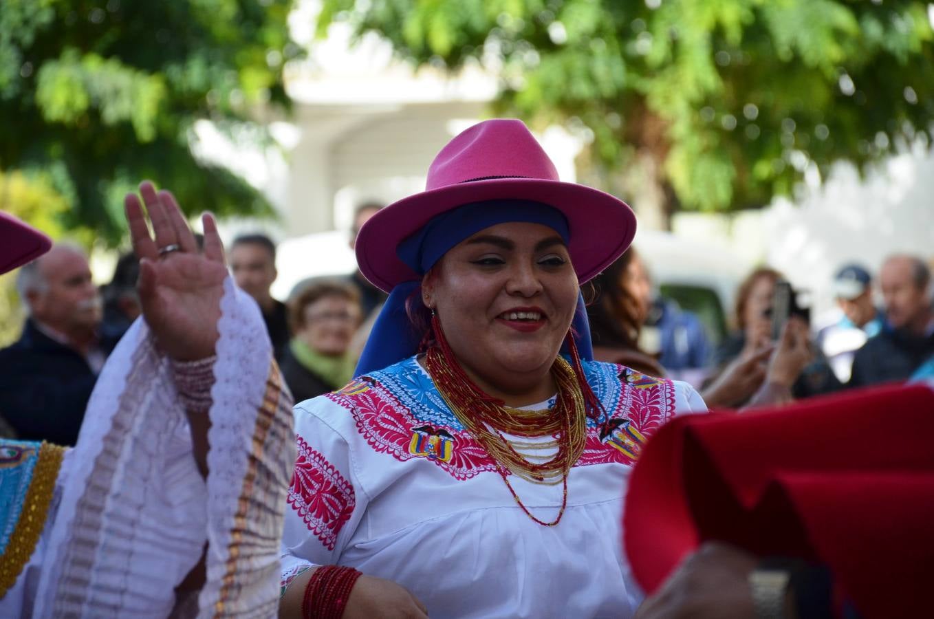Esta virgen es una de las veneradas por todo Ecuador. Aún en el exterior, los migrantes ecuatorianos continúan celebrando su fiesta. La comunidad ecuatoriana de Calahorra ha celebrado esta fiesta hoy sábado por la mañana con una misa en la parroquia de Santiago y una procesión, en la que han lucido los típicos trajes de payasos y otras vestimentas de la región.
