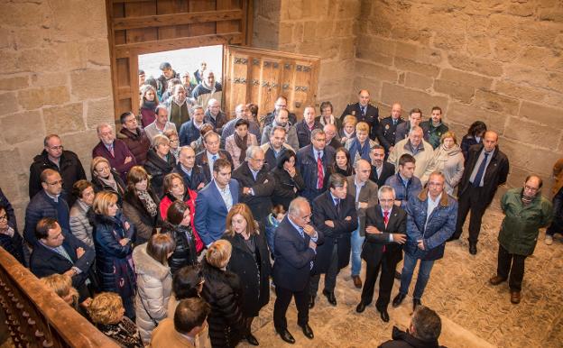 Participantes en el acto de presentación escuchan en el zaguán del edificio las explicaciones del historiador Francisco Javier Díez Morrás. 