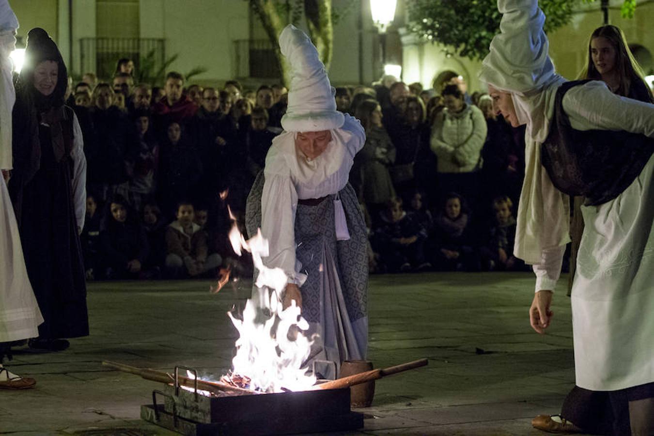 La recreación del Auto de fe de 1610, que se completa hoy con actos en el Casco Antiguo, incluyó ayer la representación de un aquelarre y la quema de las brujas de Zugarramurdi