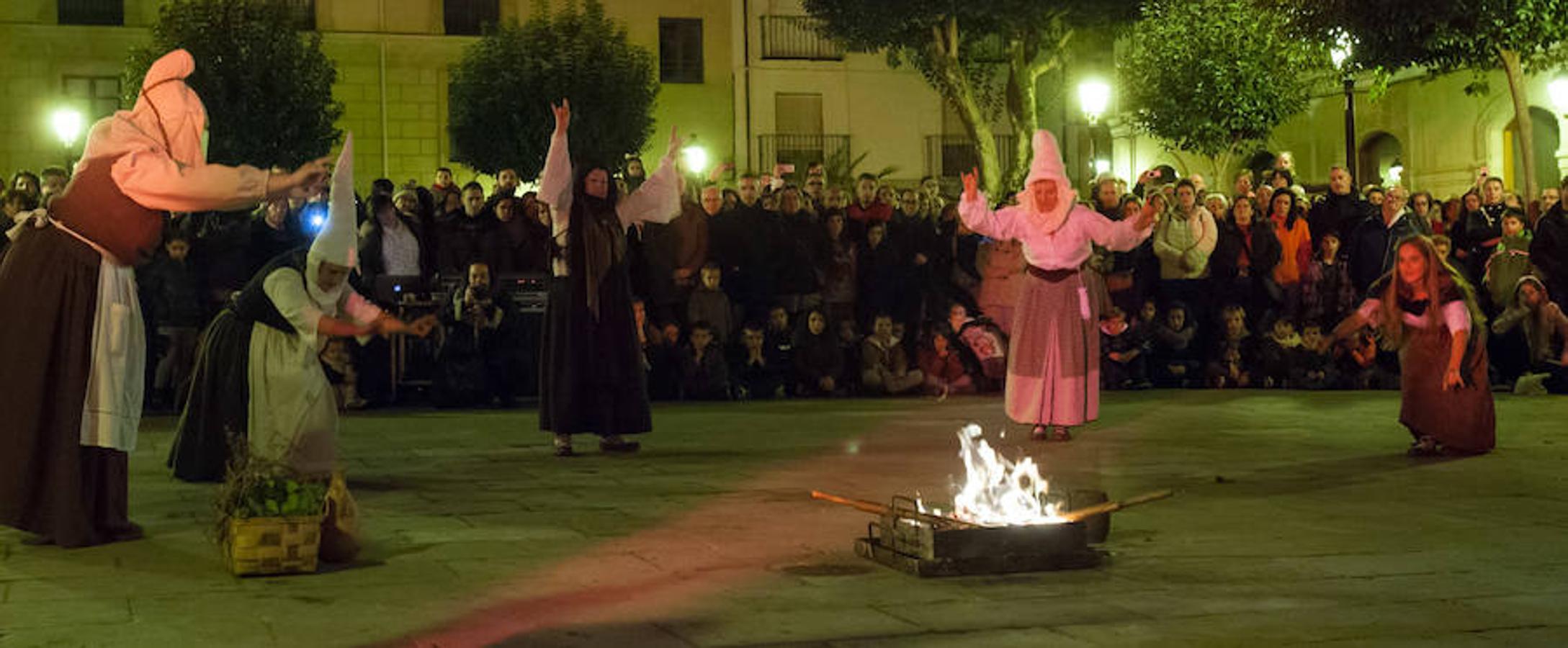 La recreación del Auto de fe de 1610, que se completa hoy con actos en el Casco Antiguo, incluyó ayer la representación de un aquelarre y la quema de las brujas de Zugarramurdi