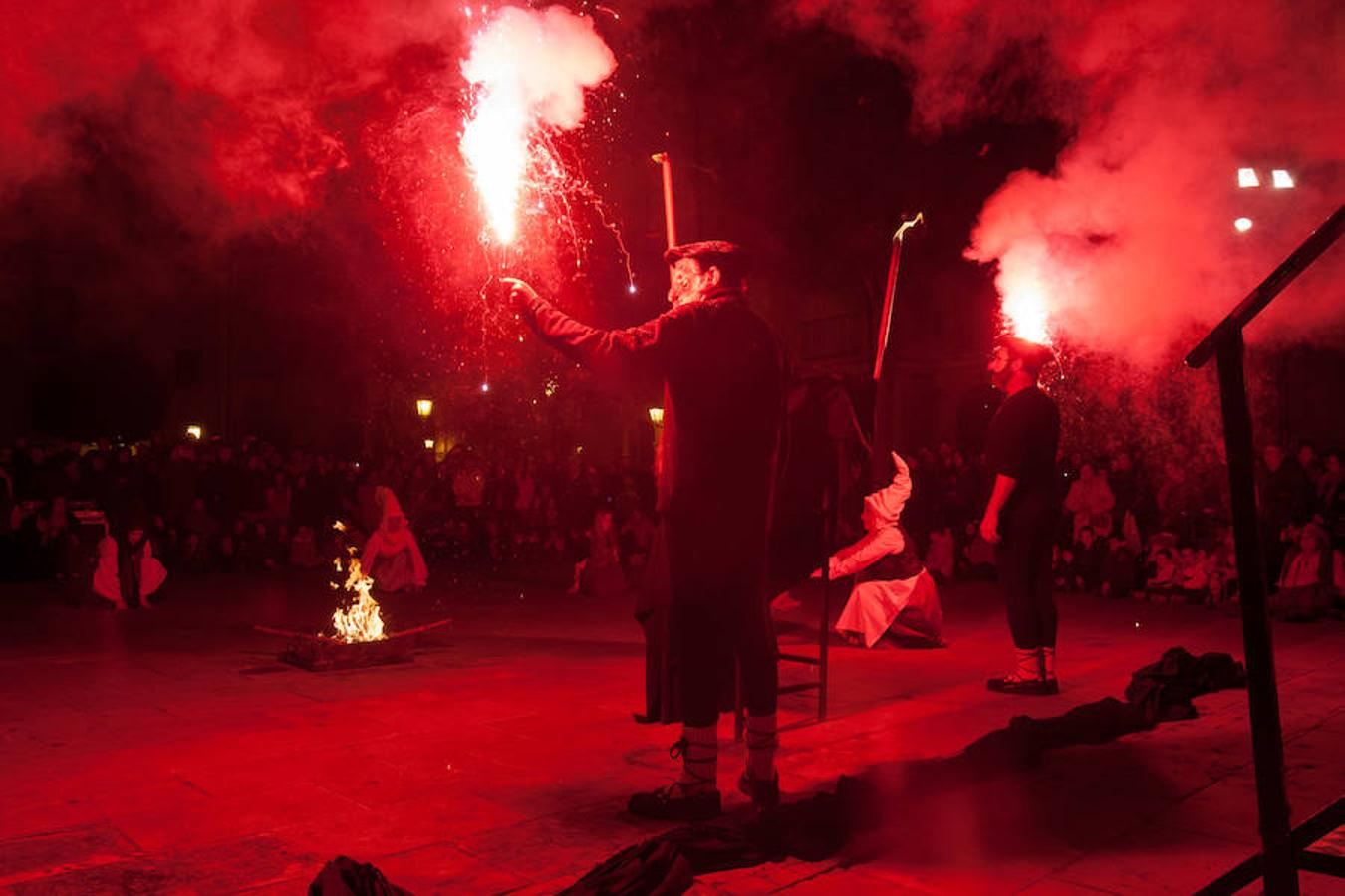 La recreación del Auto de fe de 1610, que se completa hoy con actos en el Casco Antiguo, incluyó ayer la representación de un aquelarre y la quema de las brujas de Zugarramurdi