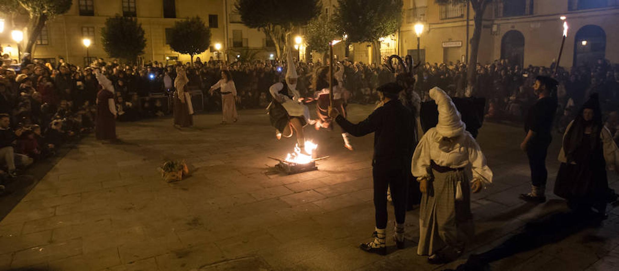 La recreación del Auto de fe de 1610, que se completa hoy con actos en el Casco Antiguo, incluyó ayer la representación de un aquelarre y la quema de las brujas de Zugarramurdi