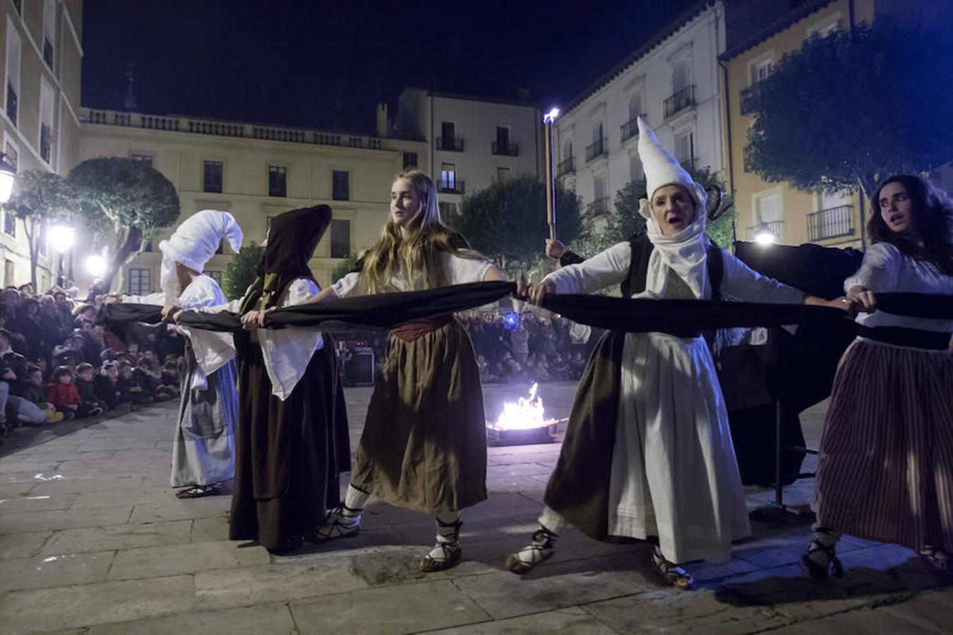 La recreación del Auto de fe de 1610, que se completa hoy con actos en el Casco Antiguo, incluyó ayer la representación de un aquelarre y la quema de las brujas de Zugarramurdi