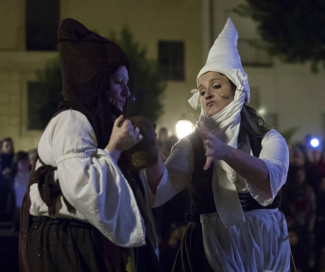 La recreación del Auto de fe de 1610, que se completa hoy con actos en el Casco Antiguo, incluyó ayer la representación de un aquelarre y la quema de las brujas de Zugarramurdi