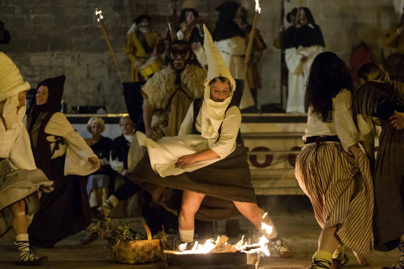 La recreación del Auto de fe de 1610, que se completa hoy con actos en el Casco Antiguo, incluyó ayer la representación de un aquelarre y la quema de las brujas de Zugarramurdi