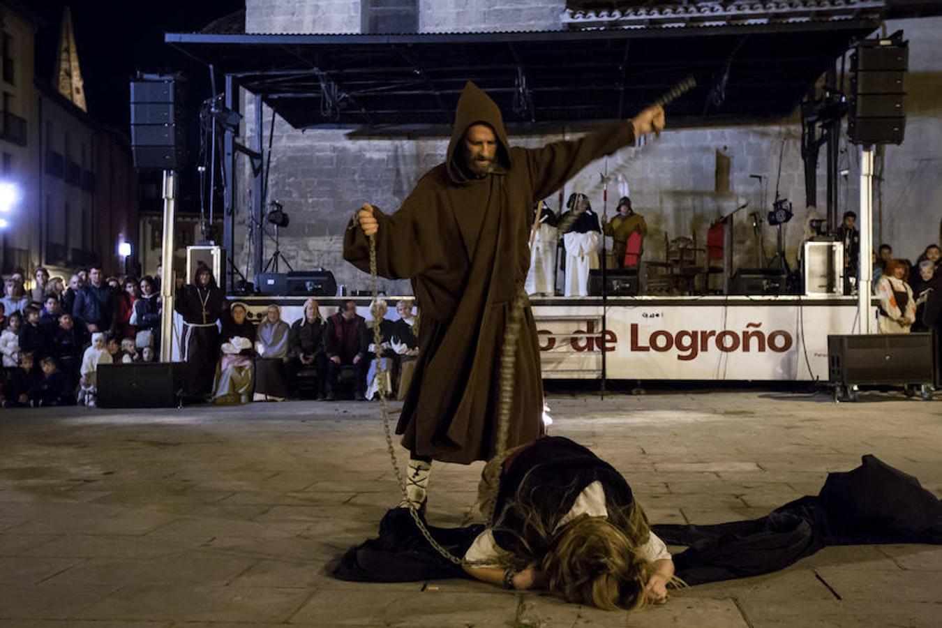 La recreación del Auto de fe de 1610, que se completa hoy con actos en el Casco Antiguo, incluyó ayer la representación de un aquelarre y la quema de las brujas de Zugarramurdi