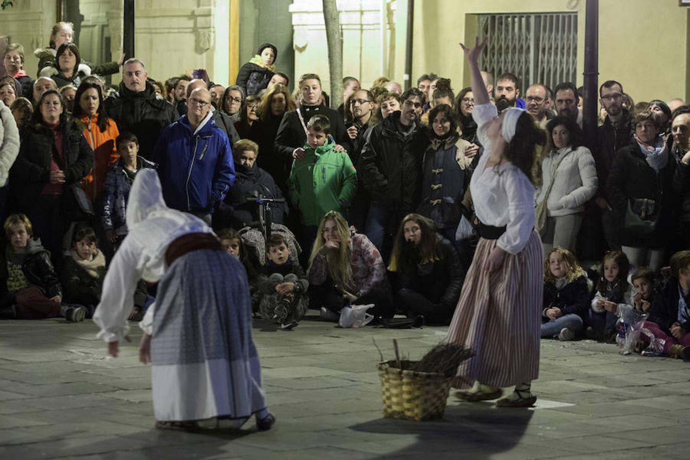 La recreación del Auto de fe de 1610, que se completa hoy con actos en el Casco Antiguo, incluyó ayer la representación de un aquelarre y la quema de las brujas de Zugarramurdi