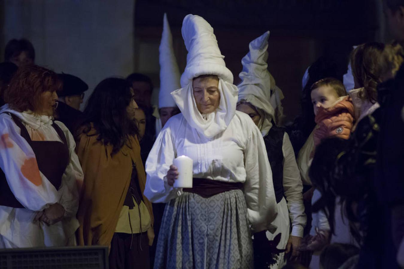 La recreación del Auto de fe de 1610, que se completa hoy con actos en el Casco Antiguo, incluyó ayer la representación de un aquelarre y la quema de las brujas de Zugarramurdi