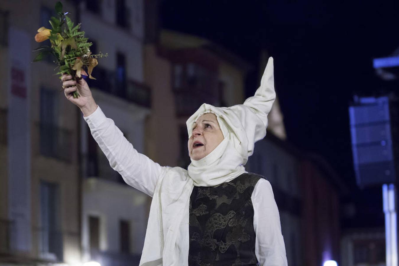 La recreación del Auto de fe de 1610, que se completa hoy con actos en el Casco Antiguo, incluyó ayer la representación de un aquelarre y la quema de las brujas de Zugarramurdi