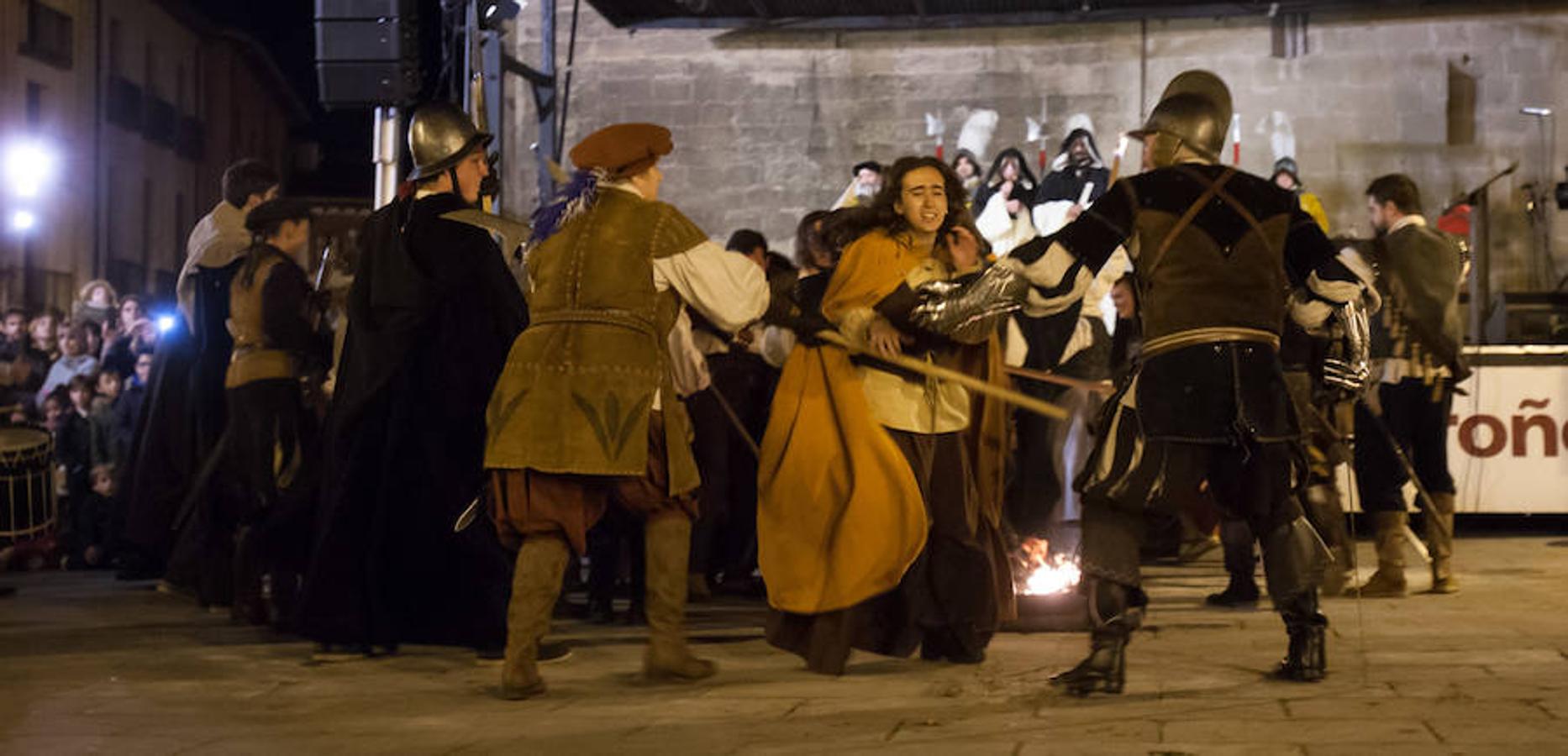 La recreación del Auto de fe de 1610, que se completa hoy con actos en el Casco Antiguo, incluyó ayer la representación de un aquelarre y la quema de las brujas de Zugarramurdi