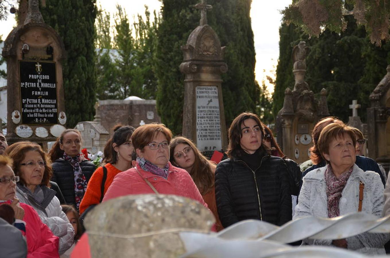 El cementerio de Calahorra y sus piedras han servido de lección a los visitantes que han tenido la curiosidad de comprender la historia del camposanto y los secretos de sus inscripciones.