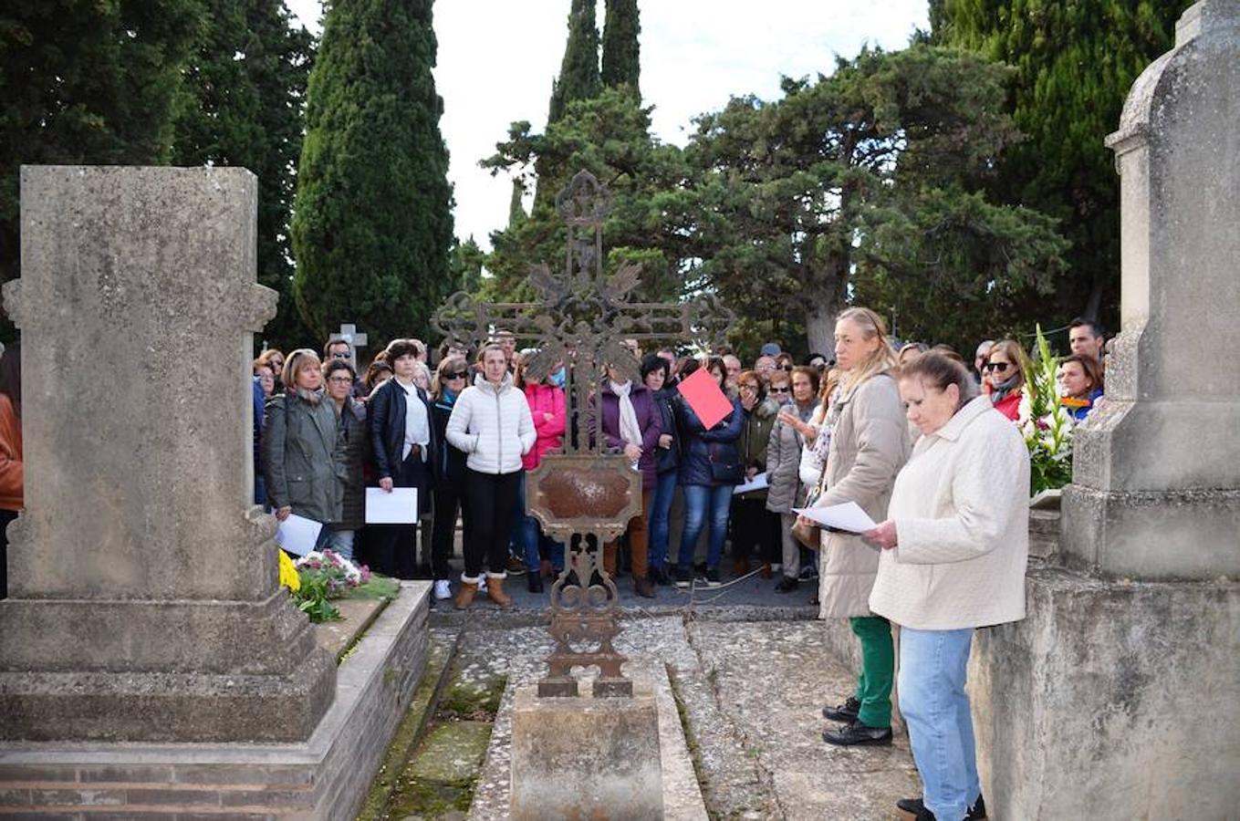 El cementerio de Calahorra y sus piedras han servido de lección a los visitantes que han tenido la curiosidad de comprender la historia del camposanto y los secretos de sus inscripciones.