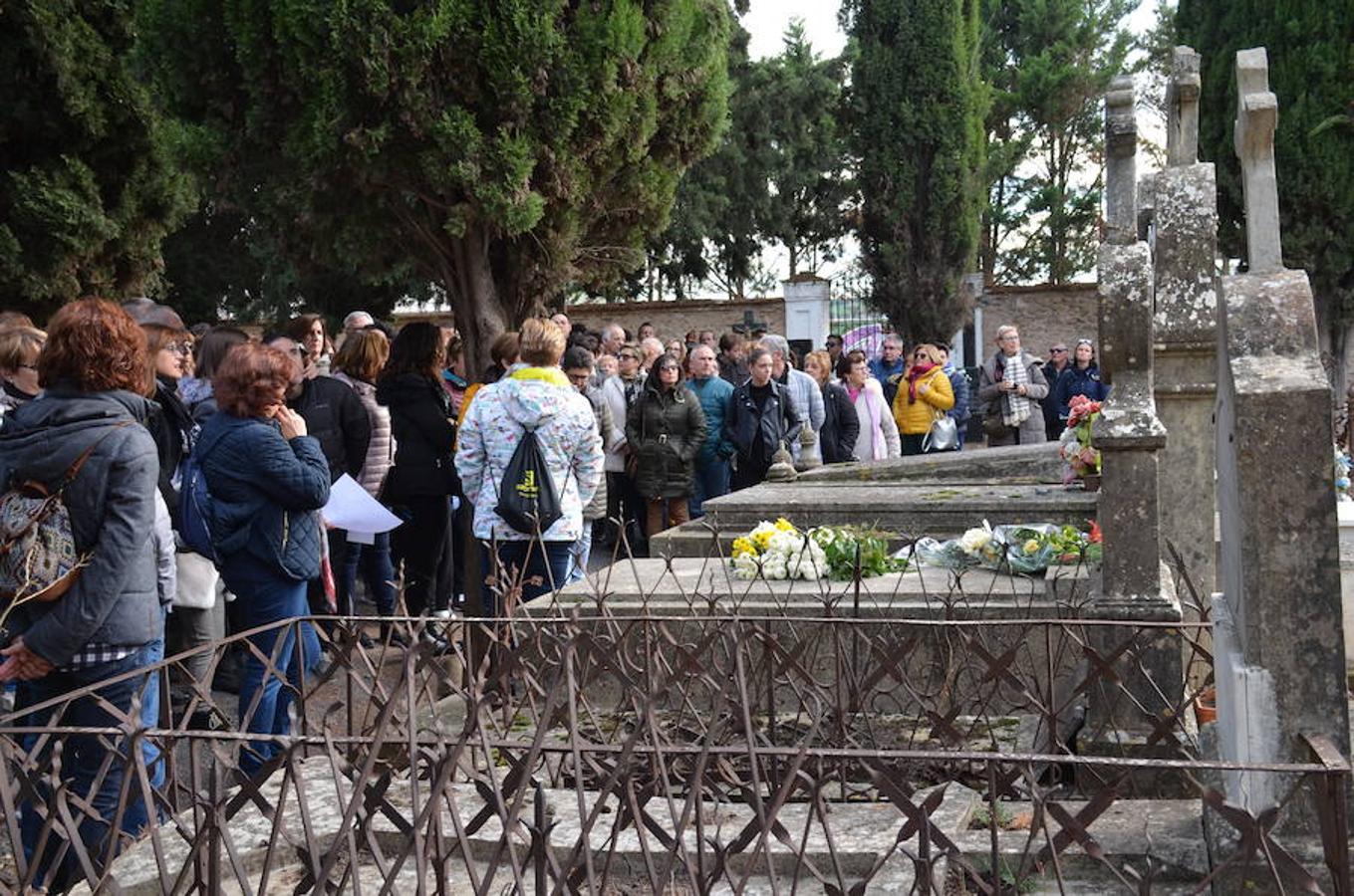 El cementerio de Calahorra y sus piedras han servido de lección a los visitantes que han tenido la curiosidad de comprender la historia del camposanto y los secretos de sus inscripciones.