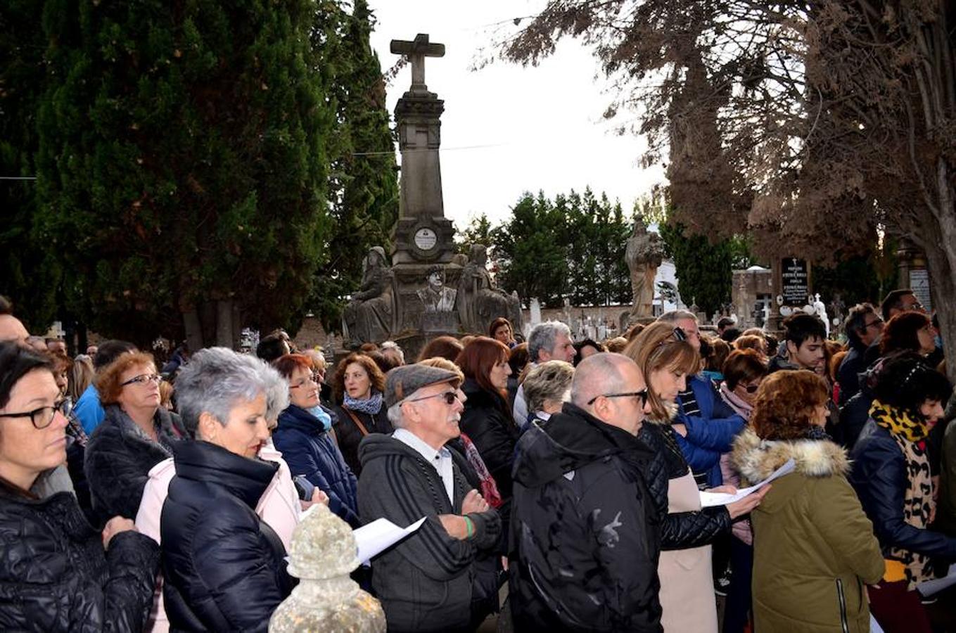 El cementerio de Calahorra y sus piedras han servido de lección a los visitantes que han tenido la curiosidad de comprender la historia del camposanto y los secretos de sus inscripciones.