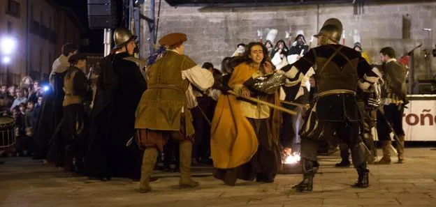 La guardia y los inquisidores arrestan a una de las brujas que acaban de participar en el Aquelarre celebrado en la plaza de San Bartolomé. 