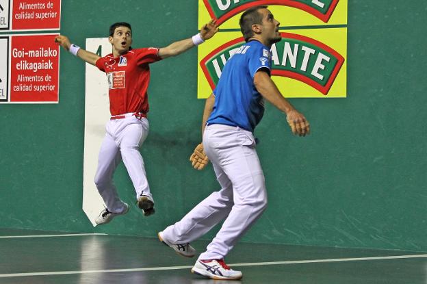 Posición acrobática de Altuna ante Bengoetxea durante la semifinal de ayer en el Labrit. 