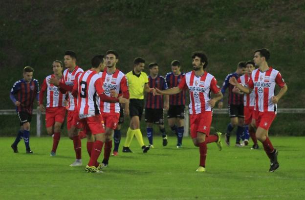 Los jugadores de la UD Logroñés festejan el gol de Babadilla, que no sirvió para puntuar en Lejona. :: manu cecilio