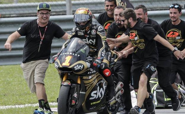 El piloto italiano Francesco Bagnaia celebra en Sepang (Malasia) su título de Moto2.