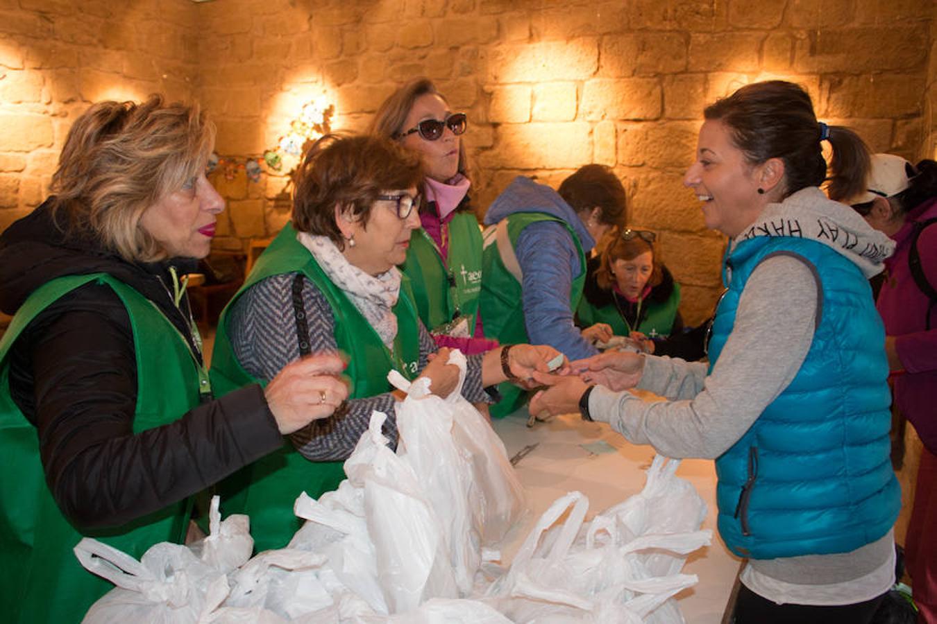 La iniciativa 'En marcha por la vida' ha reunido unas 650 personas para salir de paseo en una iniciativa organizada por la Asociación Española Contra el Cáncer de La Rioja, organizadora de la caminata que cubrió unos 12 kilómetros desde Santo Domingo de la Calzada y Hervías, y regreso. 