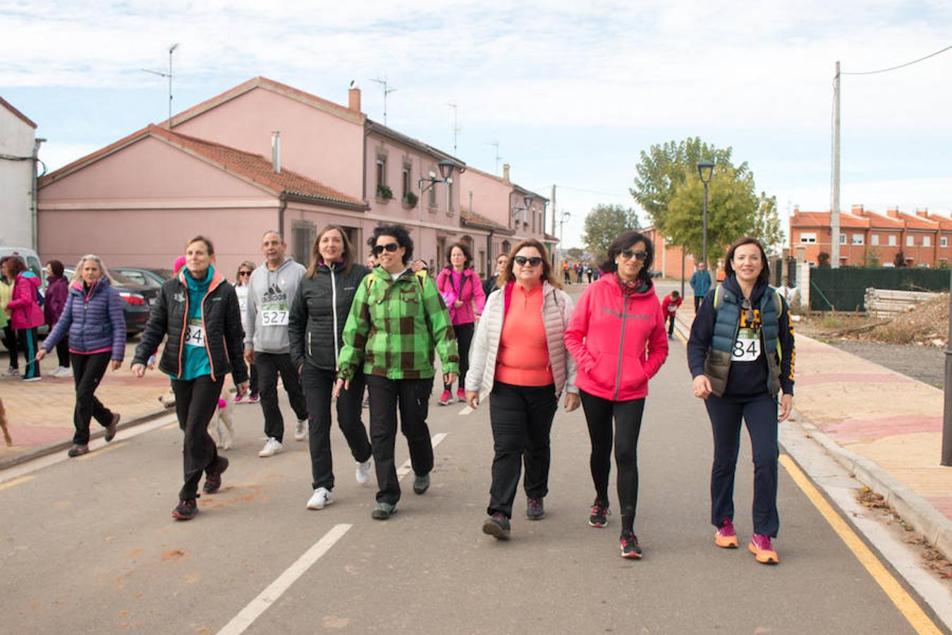 La iniciativa 'En marcha por la vida' ha reunido unas 650 personas para salir de paseo en una iniciativa organizada por la Asociación Española Contra el Cáncer de La Rioja, organizadora de la caminata que cubrió unos 12 kilómetros desde Santo Domingo de la Calzada y Hervías, y regreso. 