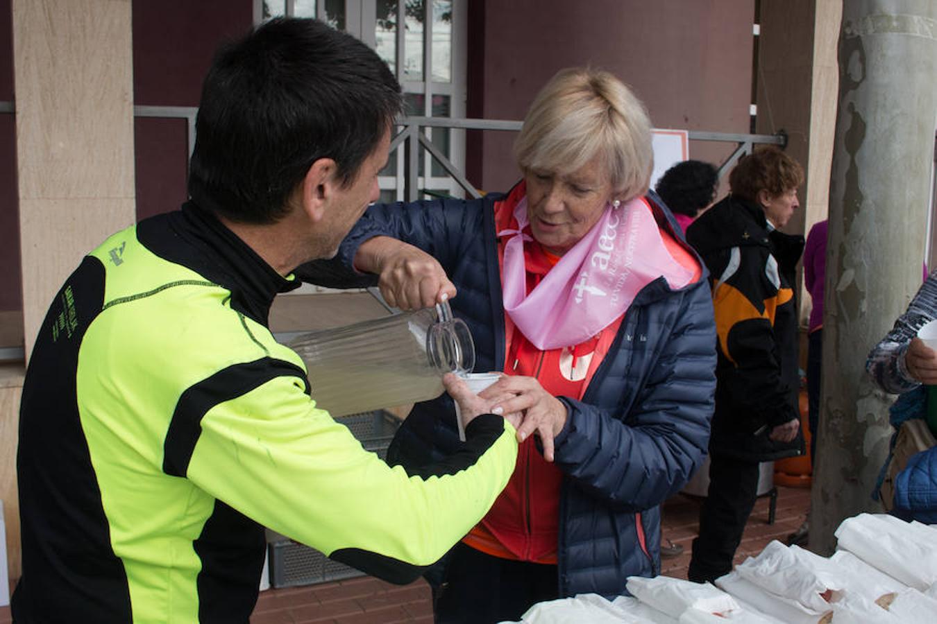 La iniciativa 'En marcha por la vida' ha reunido unas 650 personas para salir de paseo en una iniciativa organizada por la Asociación Española Contra el Cáncer de La Rioja, organizadora de la caminata que cubrió unos 12 kilómetros desde Santo Domingo de la Calzada y Hervías, y regreso. 