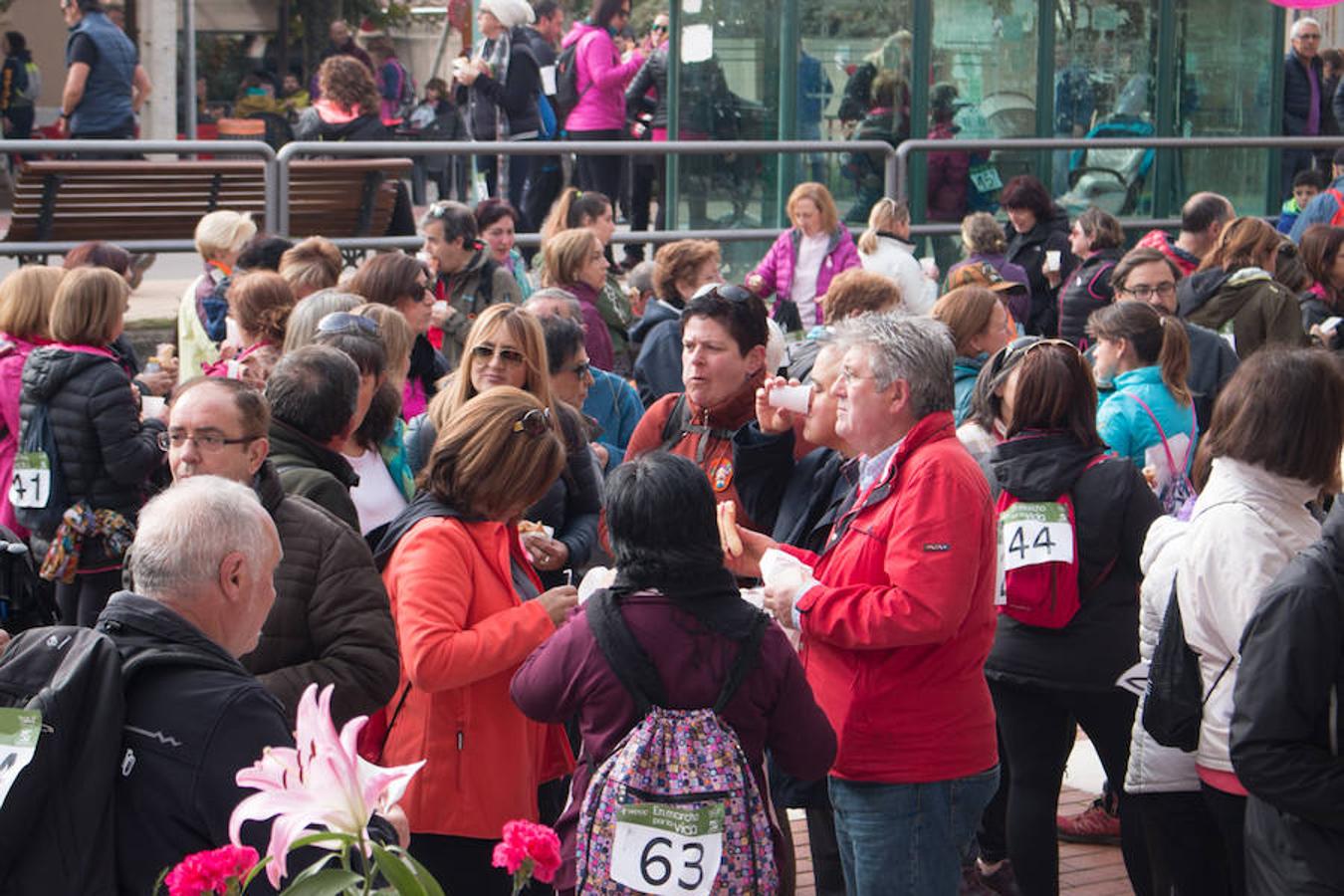 La iniciativa 'En marcha por la vida' ha reunido unas 650 personas para salir de paseo en una iniciativa organizada por la Asociación Española Contra el Cáncer de La Rioja, organizadora de la caminata que cubrió unos 12 kilómetros desde Santo Domingo de la Calzada y Hervías, y regreso. 