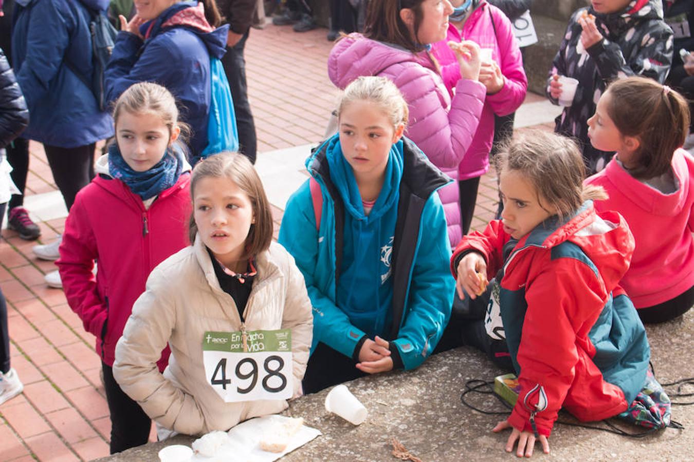 La iniciativa 'En marcha por la vida' ha reunido unas 650 personas para salir de paseo en una iniciativa organizada por la Asociación Española Contra el Cáncer de La Rioja, organizadora de la caminata que cubrió unos 12 kilómetros desde Santo Domingo de la Calzada y Hervías, y regreso. 