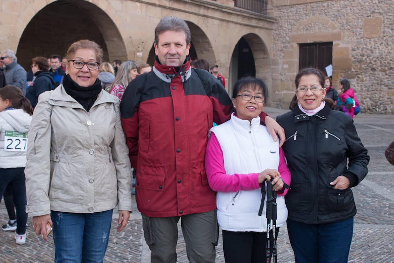 La iniciativa 'En marcha por la vida' ha reunido unas 650 personas para salir de paseo en una iniciativa organizada por la Asociación Española Contra el Cáncer de La Rioja, organizadora de la caminata que cubrió unos 12 kilómetros desde Santo Domingo de la Calzada y Hervías, y regreso. 