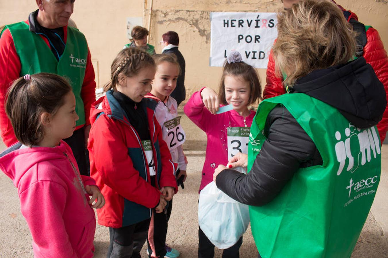 La iniciativa 'En marcha por la vida' ha reunido unas 650 personas para salir de paseo en una iniciativa organizada por la Asociación Española Contra el Cáncer de La Rioja, organizadora de la caminata que cubrió unos 12 kilómetros desde Santo Domingo de la Calzada y Hervías, y regreso. 