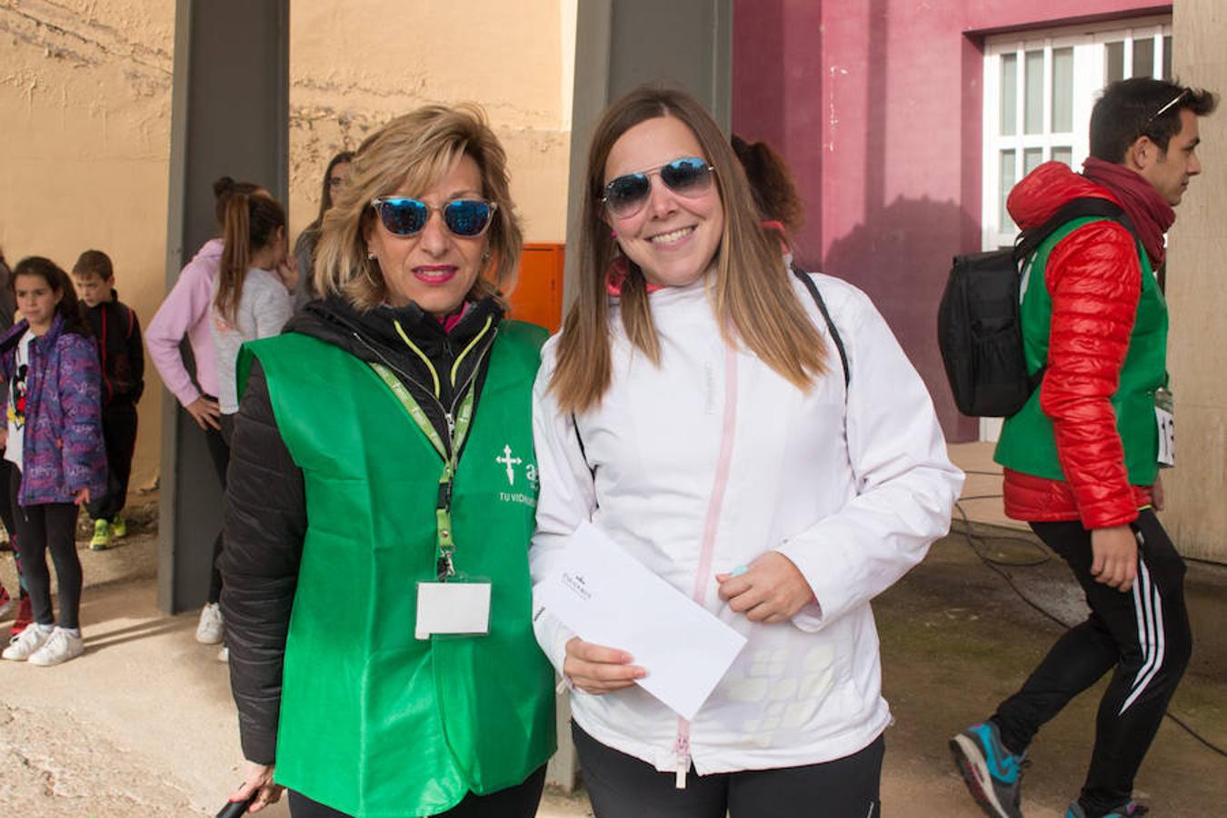 La iniciativa 'En marcha por la vida' ha reunido unas 650 personas para salir de paseo en una iniciativa organizada por la Asociación Española Contra el Cáncer de La Rioja, organizadora de la caminata que cubrió unos 12 kilómetros desde Santo Domingo de la Calzada y Hervías, y regreso. 