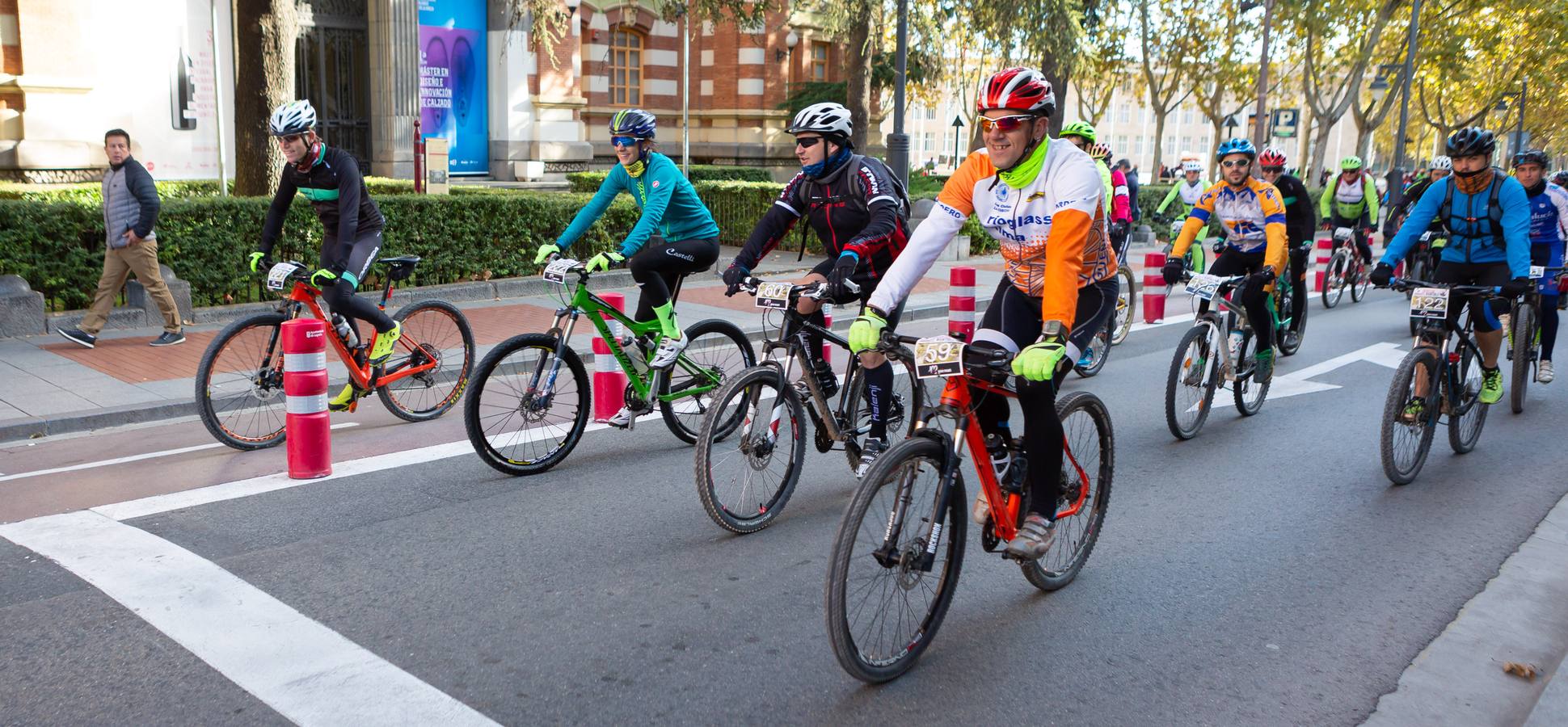 Más de 300 ciclistas participan en la Travesía del Mantible.