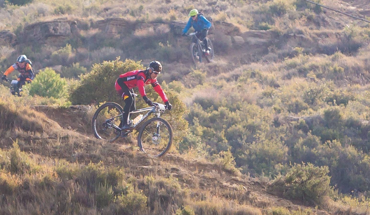 Más de 300 ciclistas participan en la Travesía del Mantible.